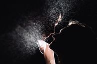 一对夫妇爱上了戏剧性的灯光和薄雾效果，他们的轮廓显得喜怒无常