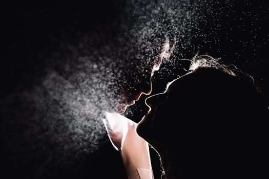 一对夫妇爱上了戏剧性的灯光和薄雾效果，他们的轮廓显得喜怒无常