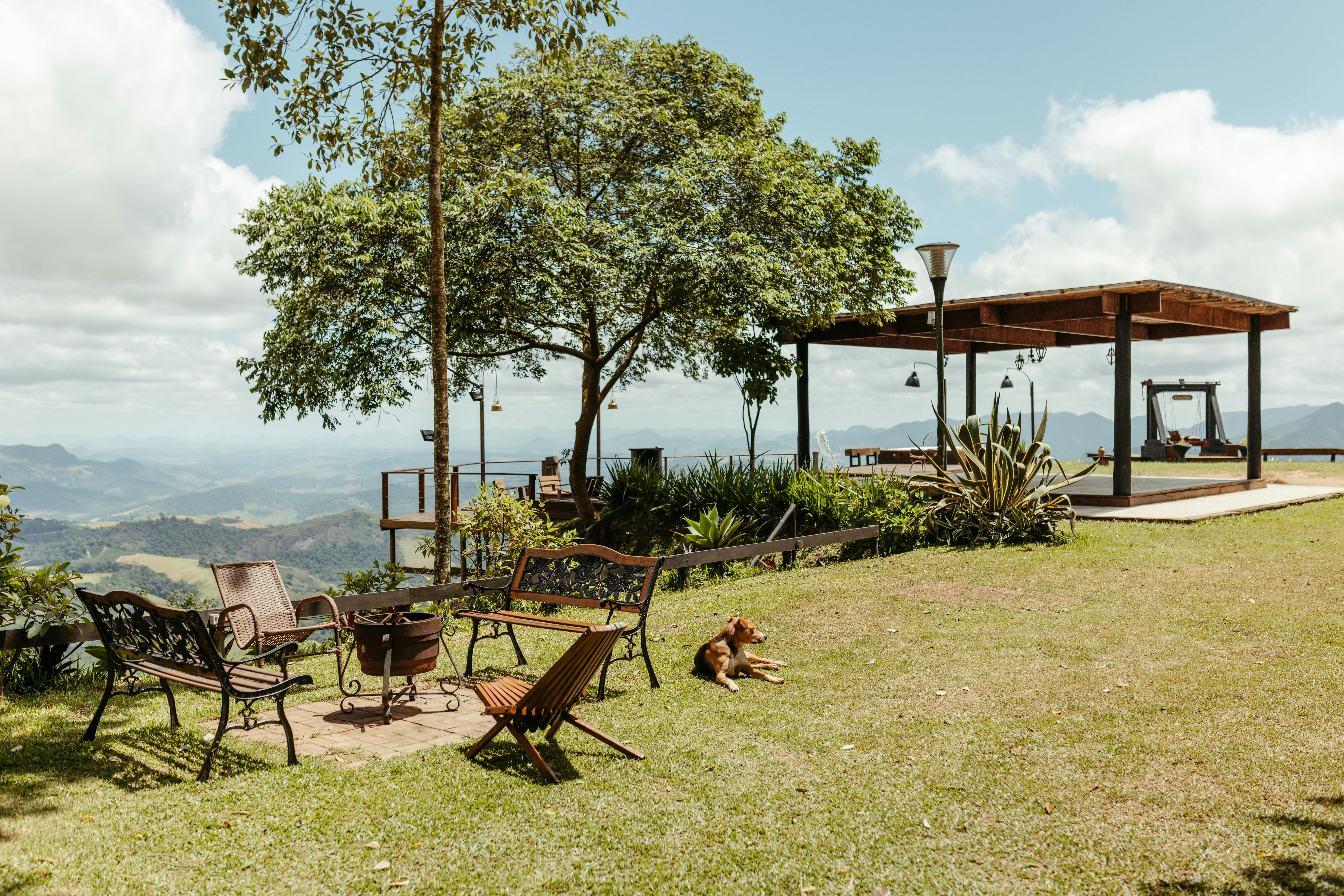 Terrasse extérieure paisible à Santa Teresa, au Brésil, avec un magnifique décor de montagne.