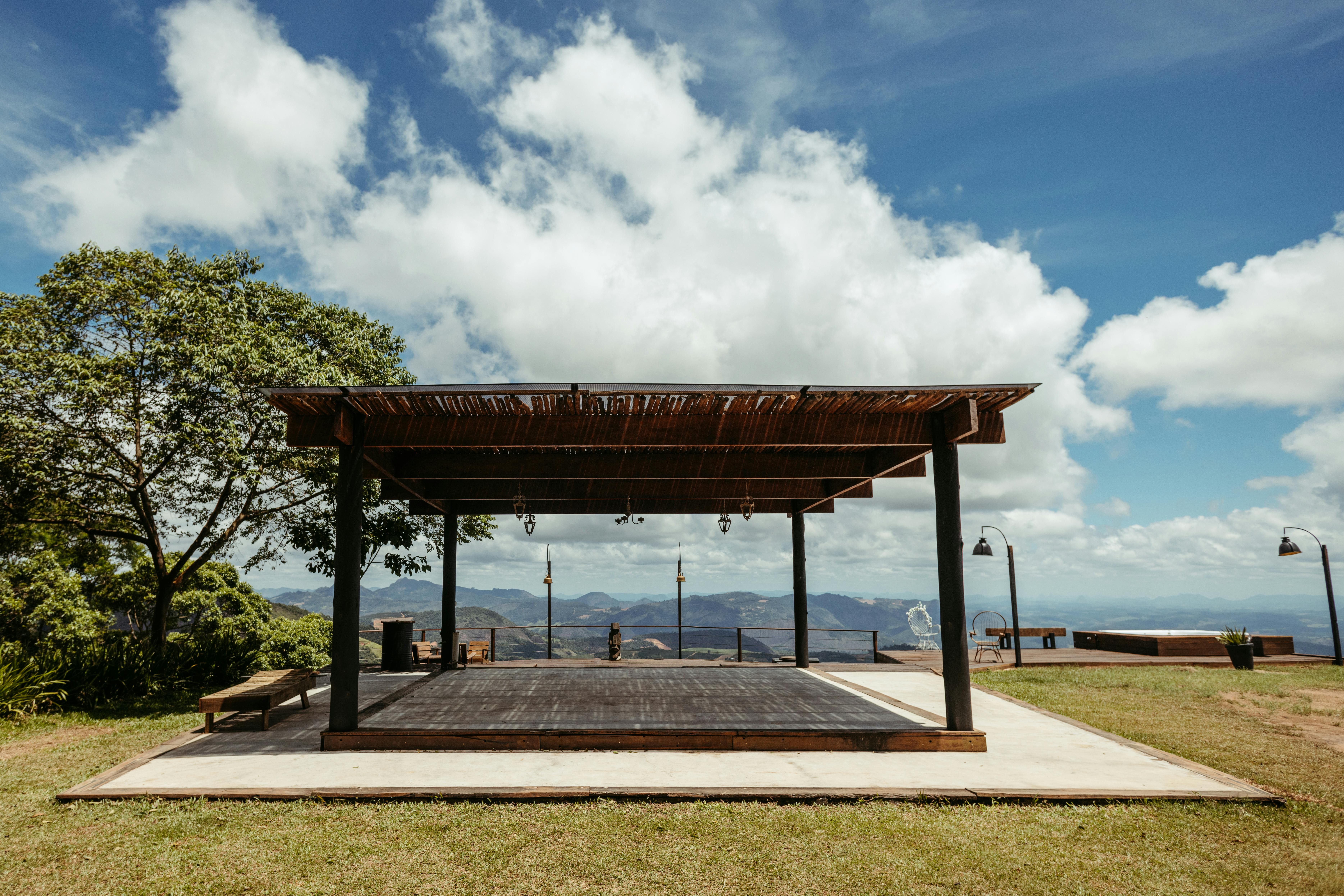 Belle structure en plein air avec un paysage luxuriant à Santa Teresa, Brésil.