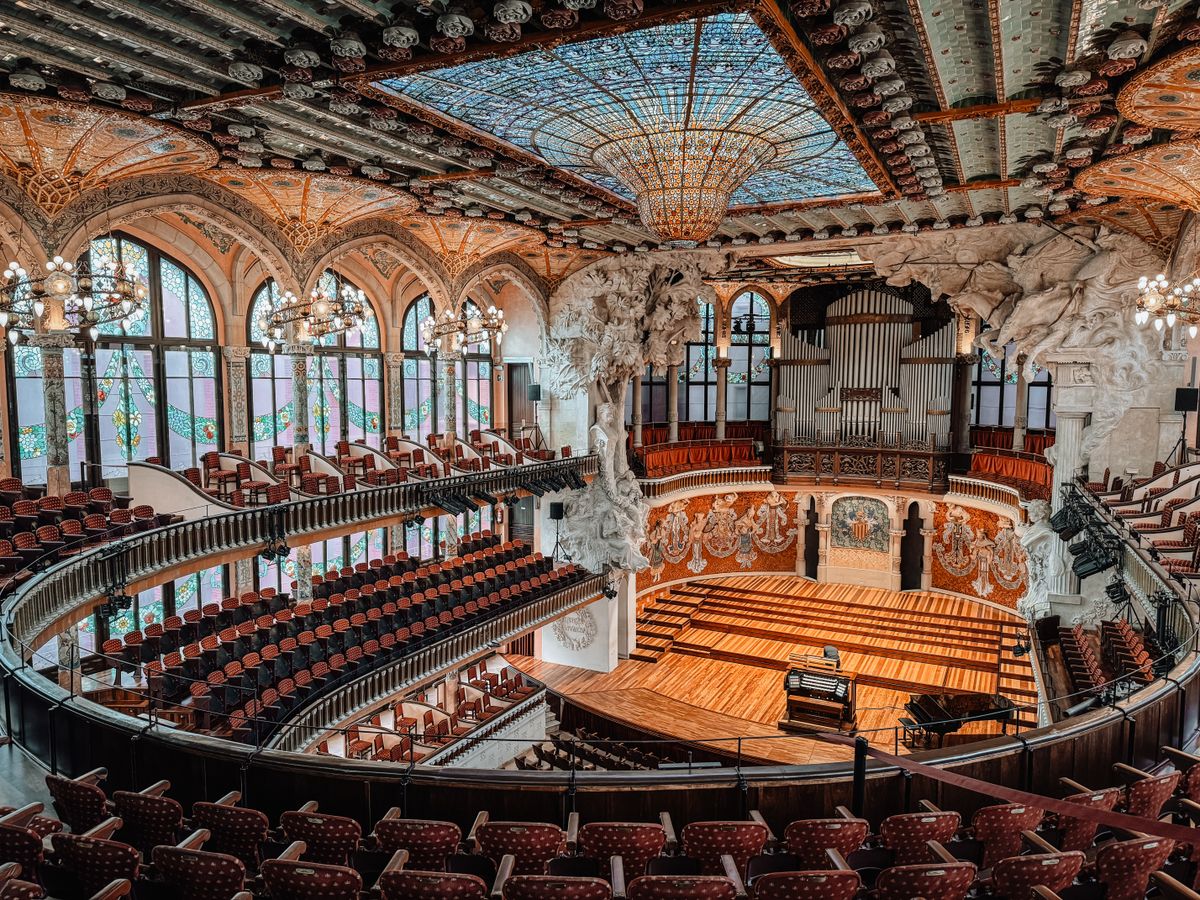 Sala de concerte a Palatului Muzicii Catalane, cu luminatorul de sticla