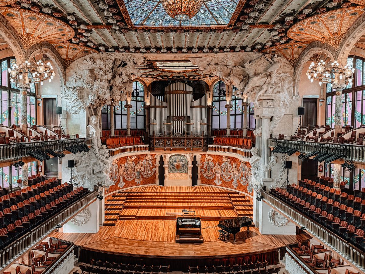 Sala de concerte a Palatului Muzicii Catalane cu decor modernist