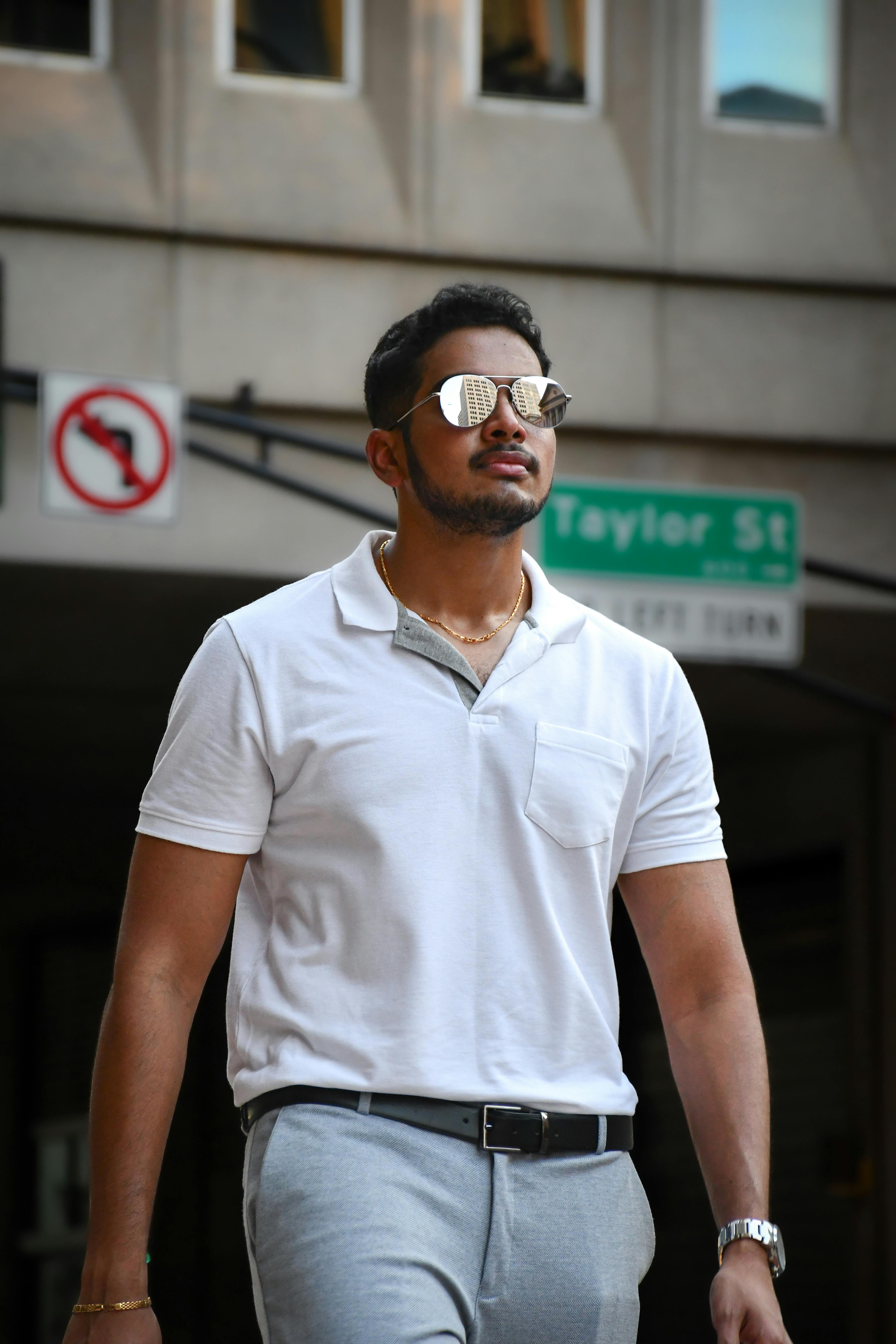 bezplatná Pouliční módní focení ve Fort Worth se stylovou modelkou v reflexních slunečních brýlích. Základová fotografie