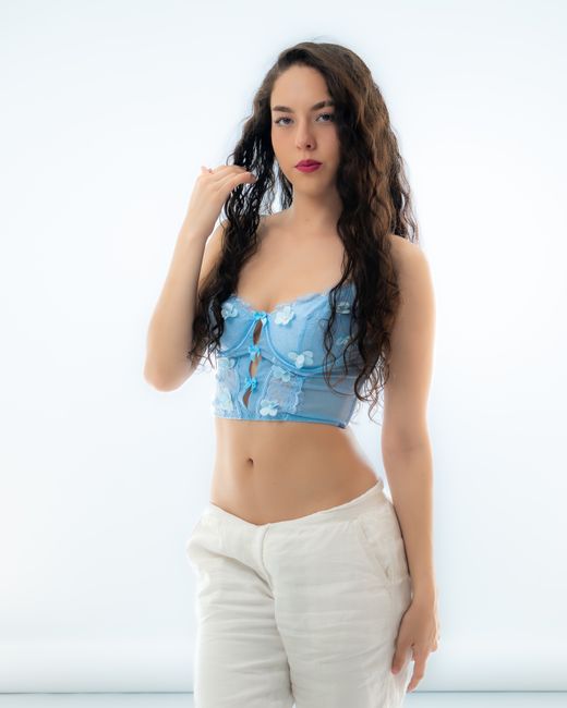 <b>6. Inspirasi Outfit dengan Sandal: Gaya Selebriti dan Influencer<b/></b> <b>6. Inspirasi Outfit dengan Sandal: Gaya Selebriti dan Influencer<b/></b>