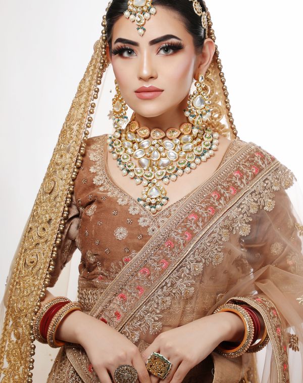 Bride in kundan rental jewellery
