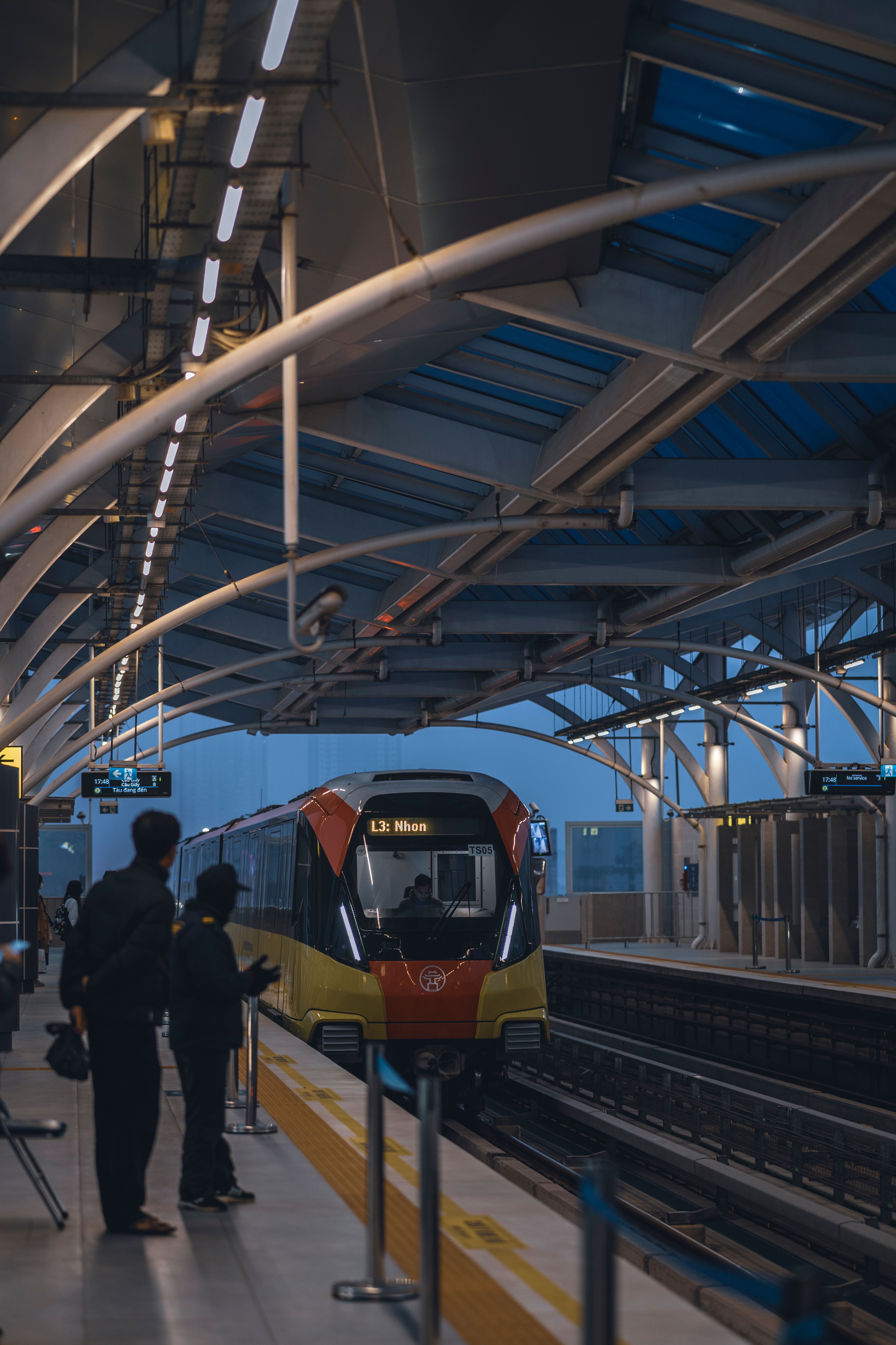 Evening Train Arrival at Modern Urban Station · Free Stock Photo
