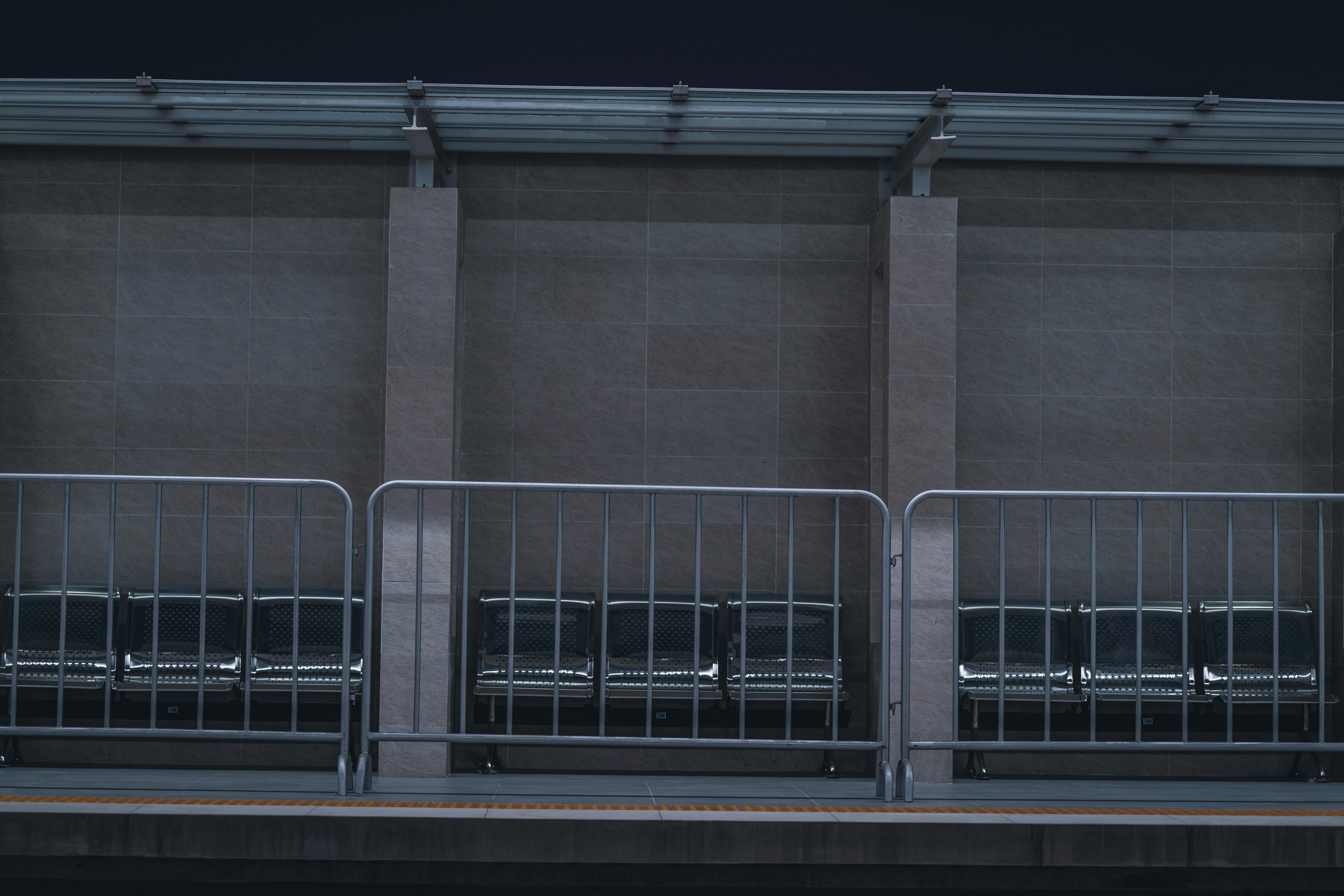 Ücretsiz Şehir içi ulaşım istasyonlarında metal koltukların dizildiği, modern mimari ve tasarımların sergilendiği bir sergi. Stok Fotoğraflar