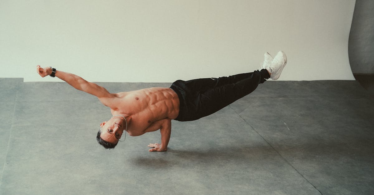 Personne faisant des exercices de musculation avec des haltères dans une salle de sport.