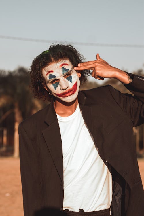 Homem Usando Maquiagem Joker