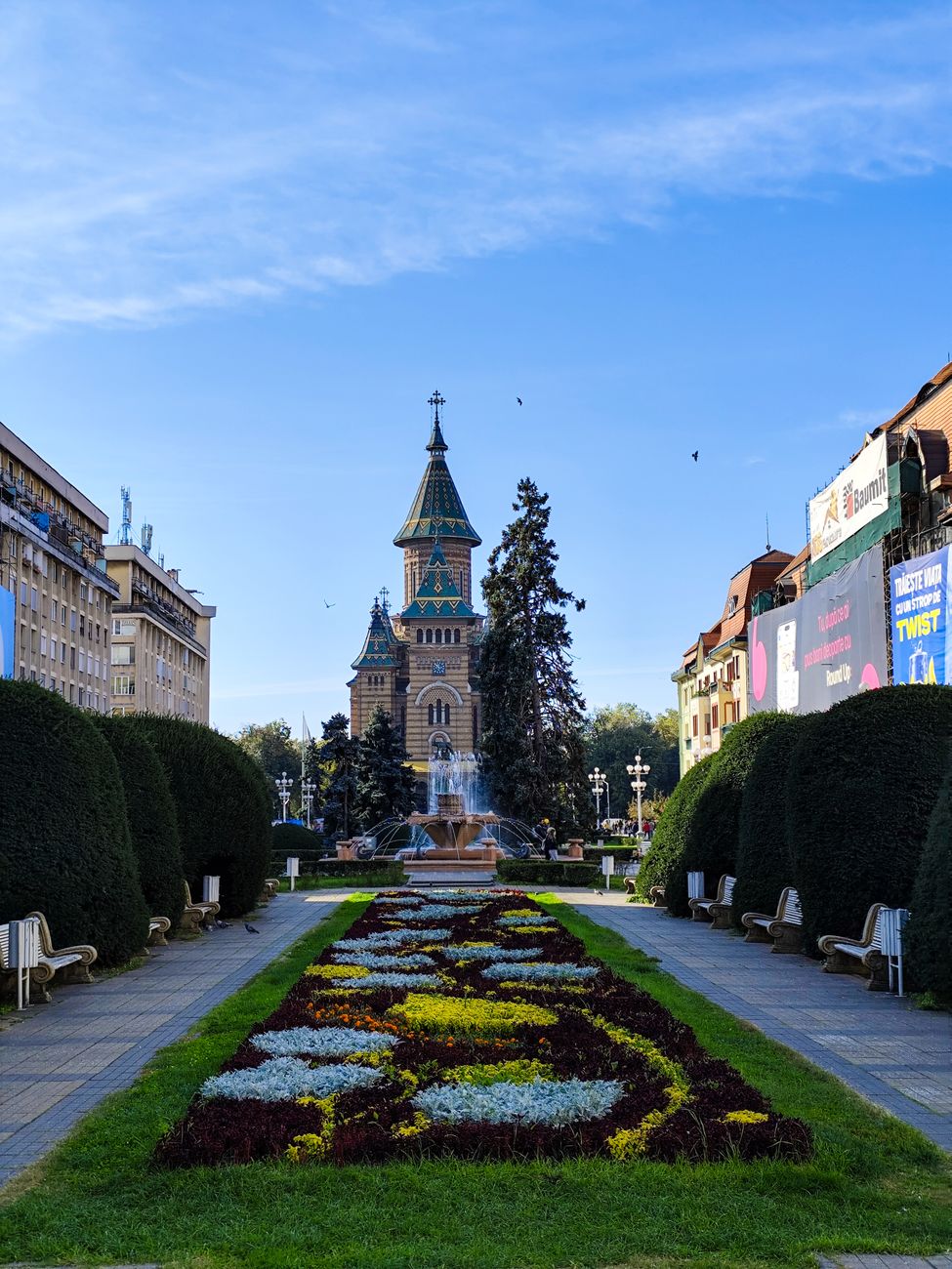 Timișoara, activitate în grădină pe malul Begăi, oameni participând la atelier de plantare Timișoara, activitate în grădină pe malul Begăi, oameni participând la atelier de plantare