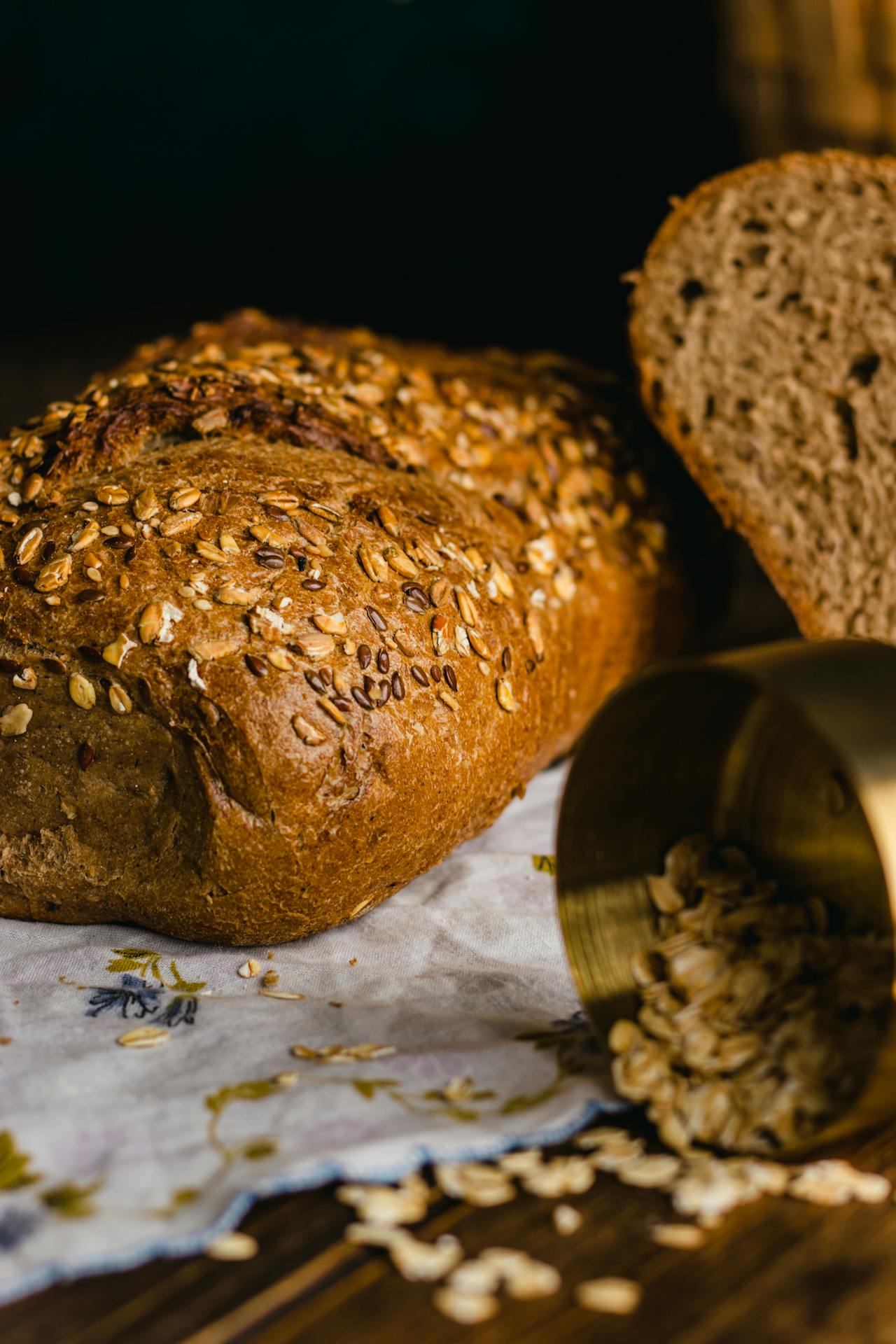 Primo piano di pane integrale con fiocchi d'avena e fetta tagliata