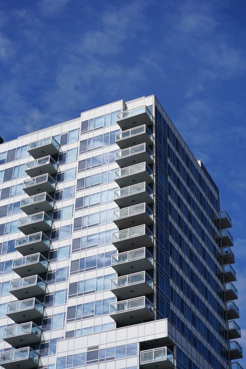 Free Contemporary high-rise apartment building in San Francisco under a clear blue sky. Stock Photo