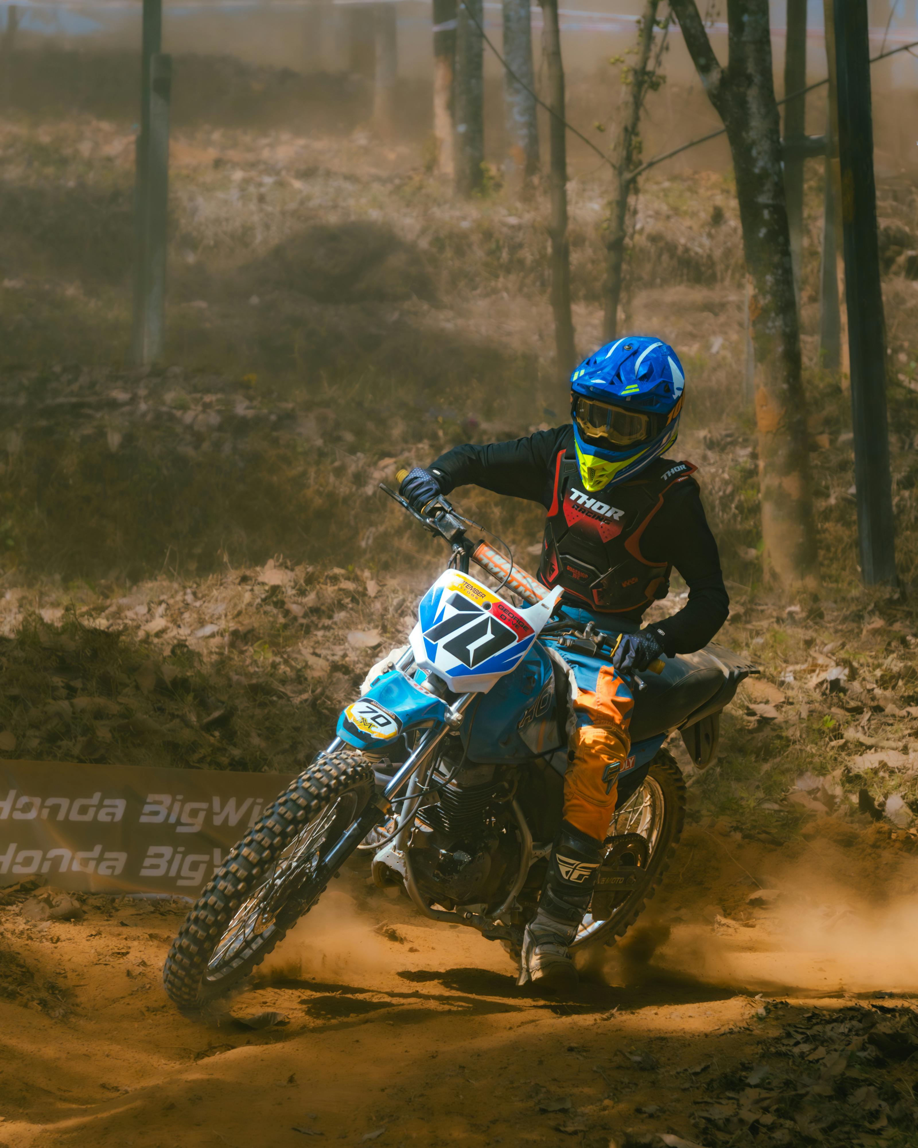 Piloto de enduro em trilha de floresta