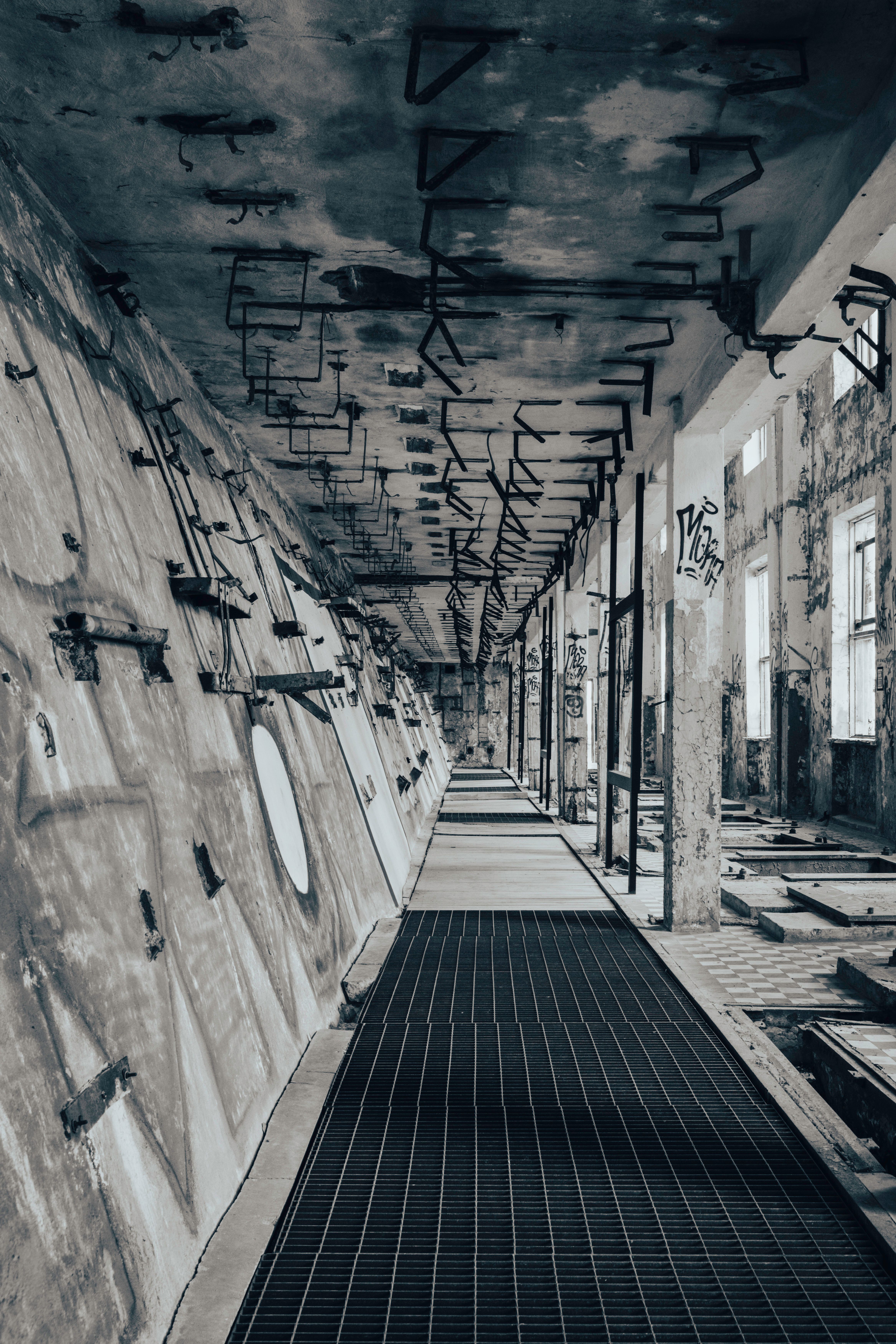 Gratuit Explorez un couloir délabré dans un bâtiment industriel abandonné à Hara, en Estonie. Photos