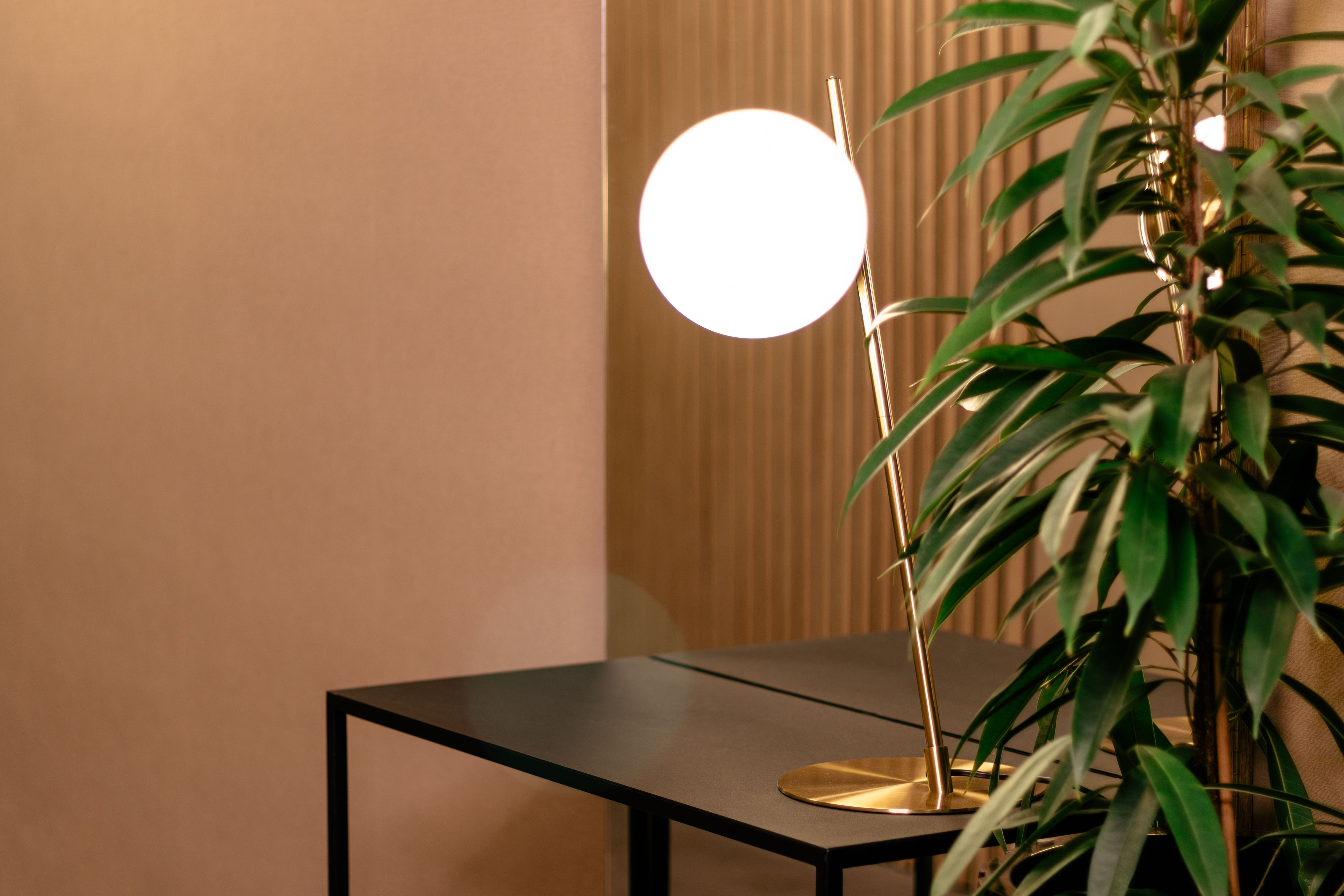 Modern woonkamer met duurzame OLED hanglampen.