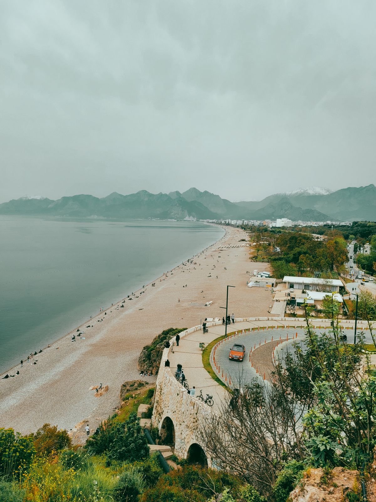 Unde te cazezi în Antalya - plaja Konyaalti cu munții în fundal