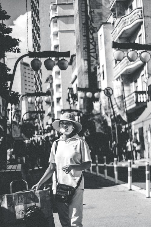 Fotografía En Escala De Grises De Mujer Con Sombrero