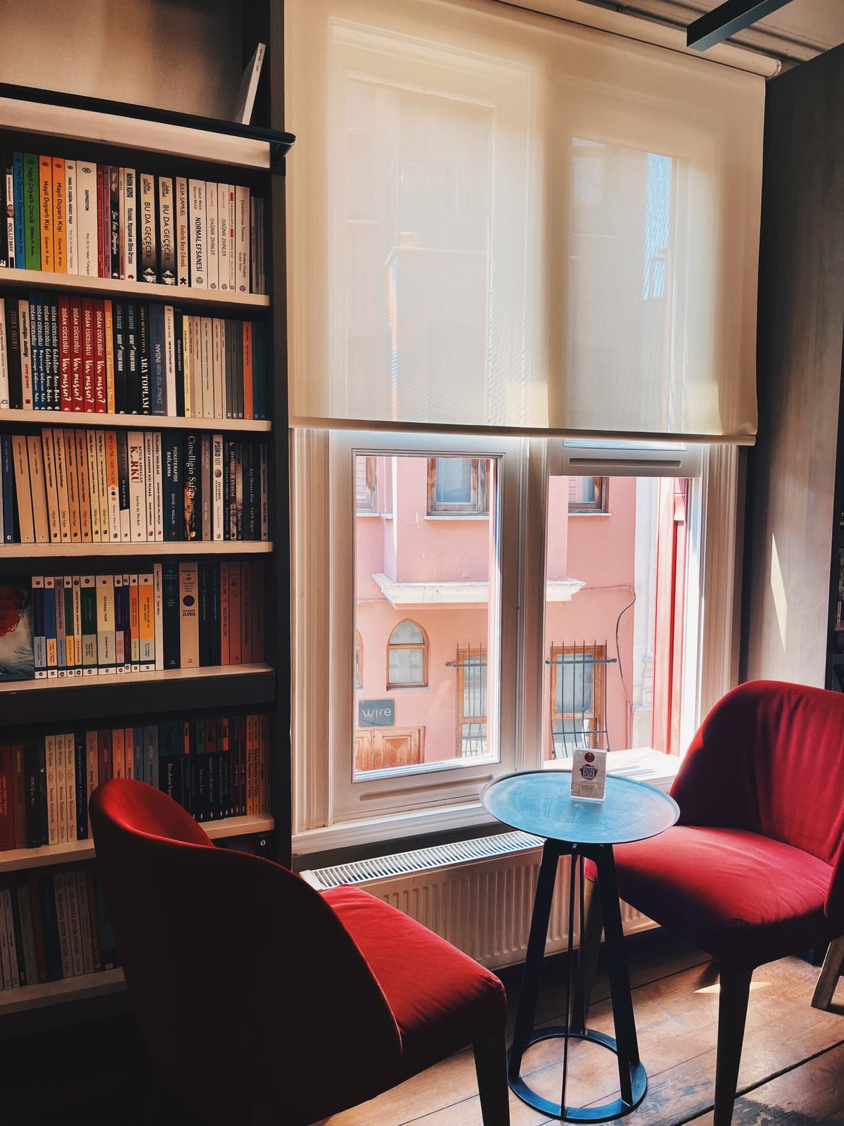 Rincón de lectura junto a una ventana iluminada