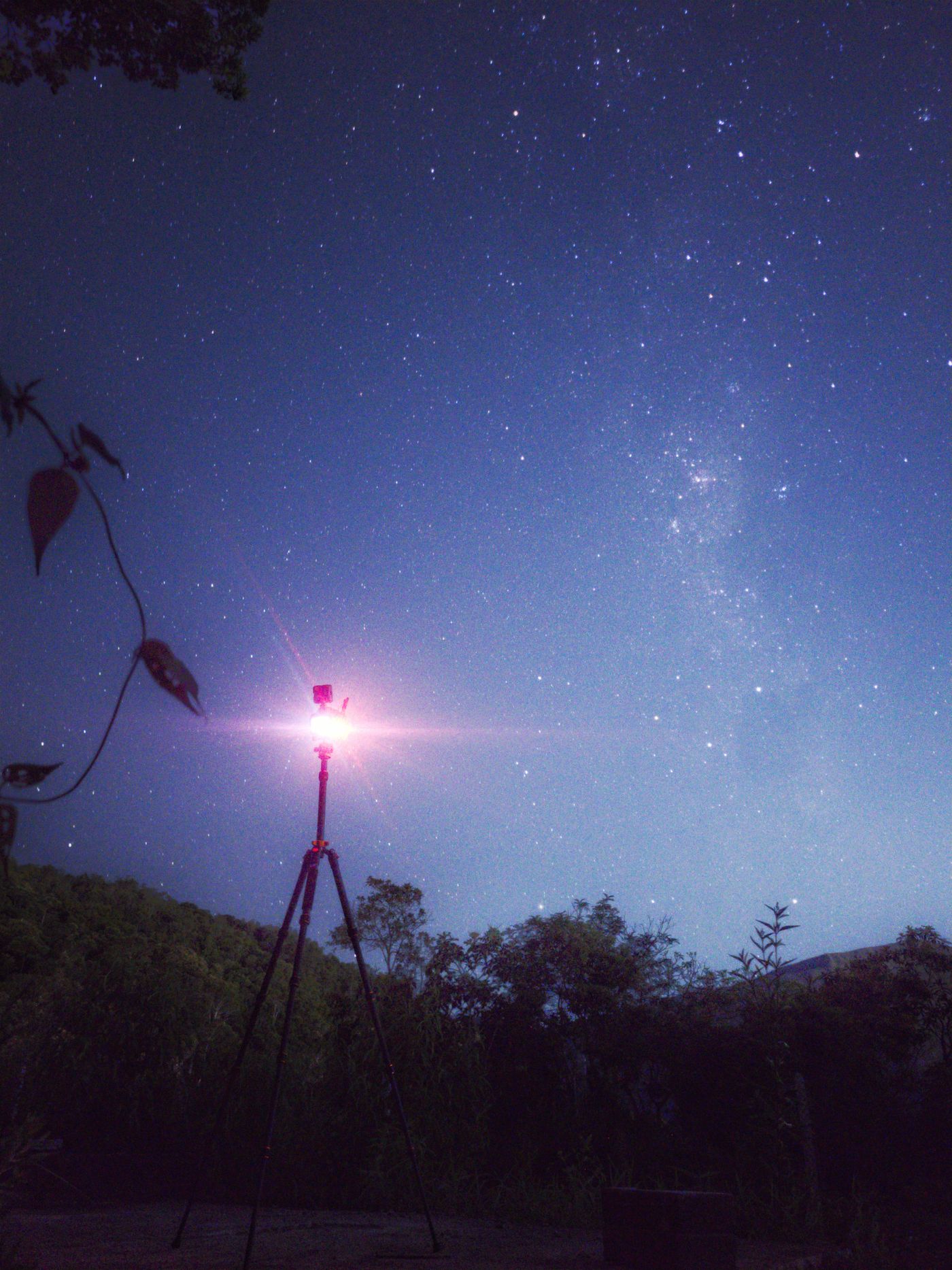 Telescópio iluminado sob céu estrelado