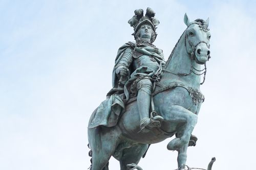 Free A majestic bronze equestrian statue of a historical figure against a blue sky, showcasing artistry and history. Stock Photo
