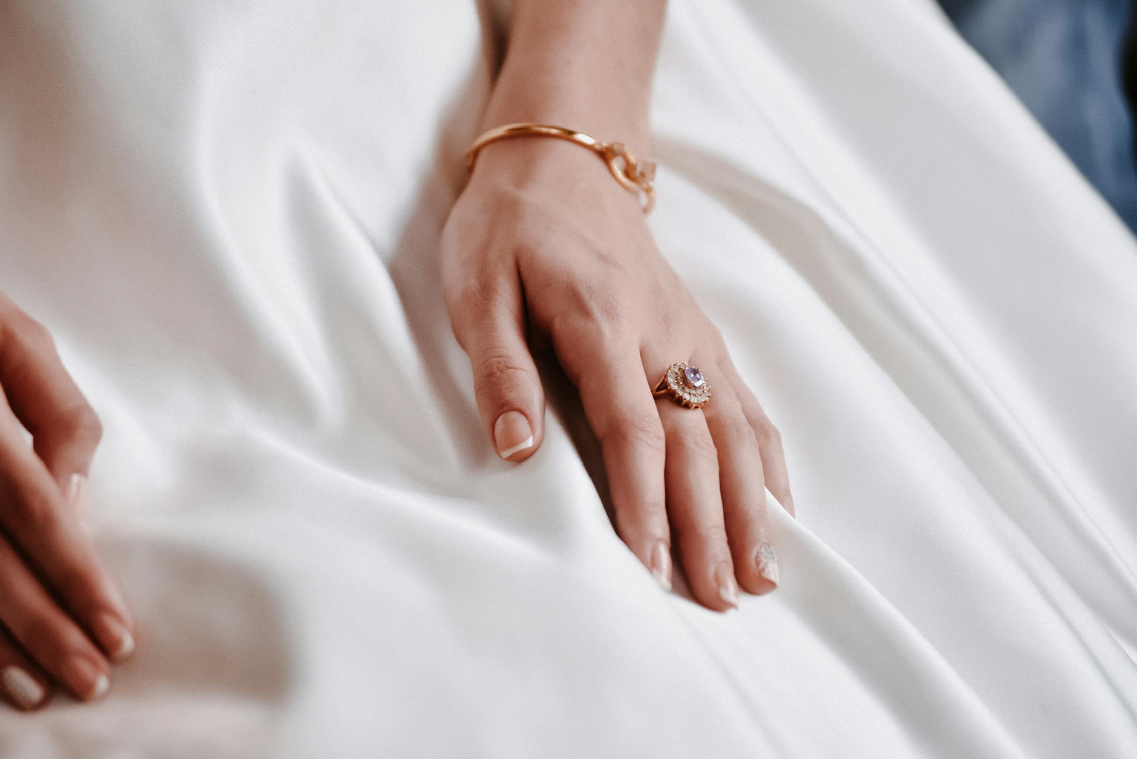 What Jewelry Material Suits Women’s Daily Style