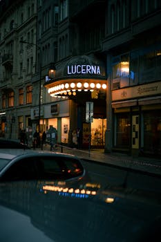 布拉格市中心历史悠久的卢塞纳通道，在夜晚灯火通明，营造出浓郁的城市氛围