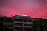 现代城市建筑，映衬着鲜艳的日落天空，富有标志性