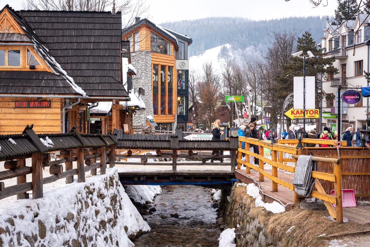 Strada Krupowki din Zakopane iarna, cu podet de lemn si munti