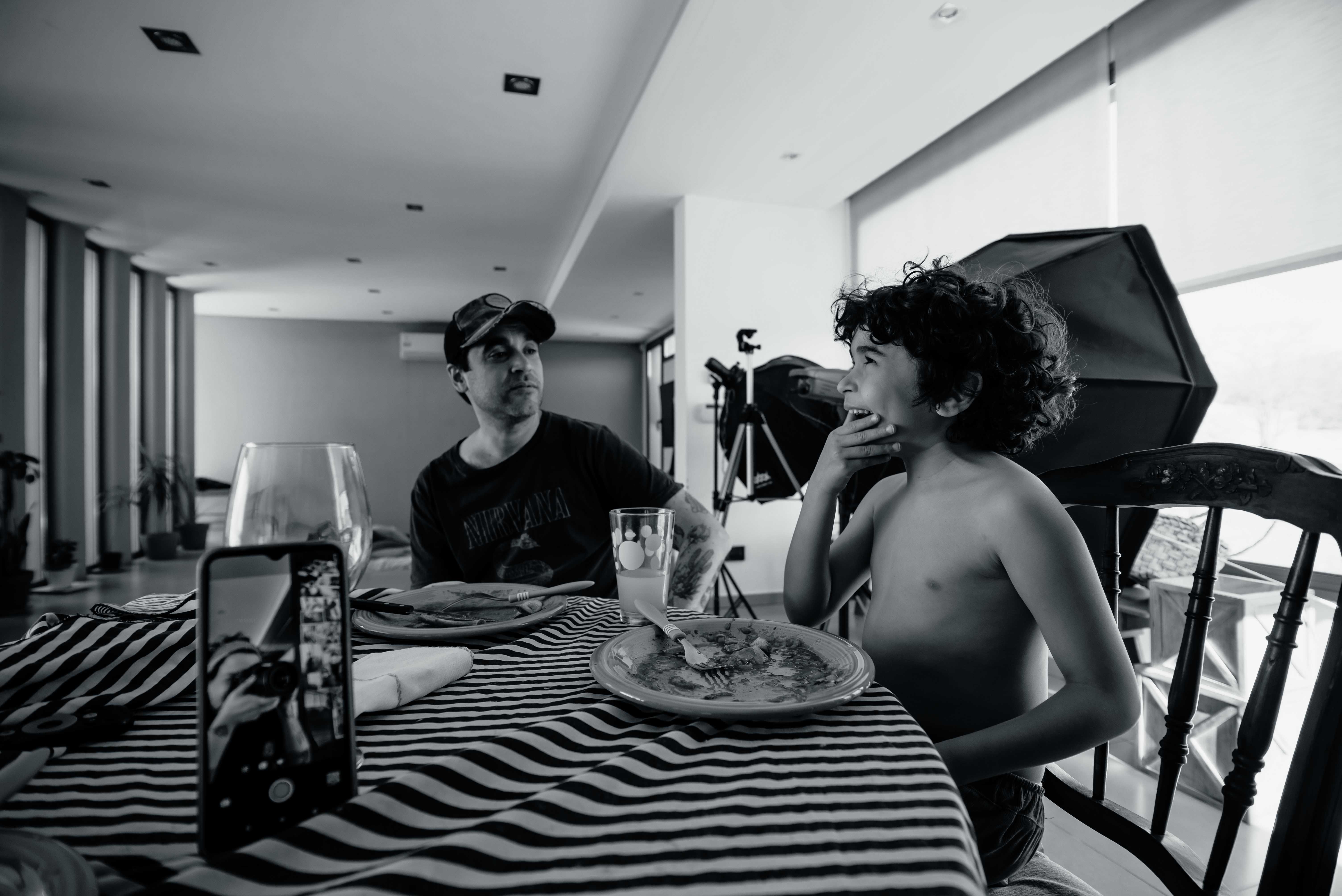 Papá compartiendo un momento cotidiano con su hijo en casa