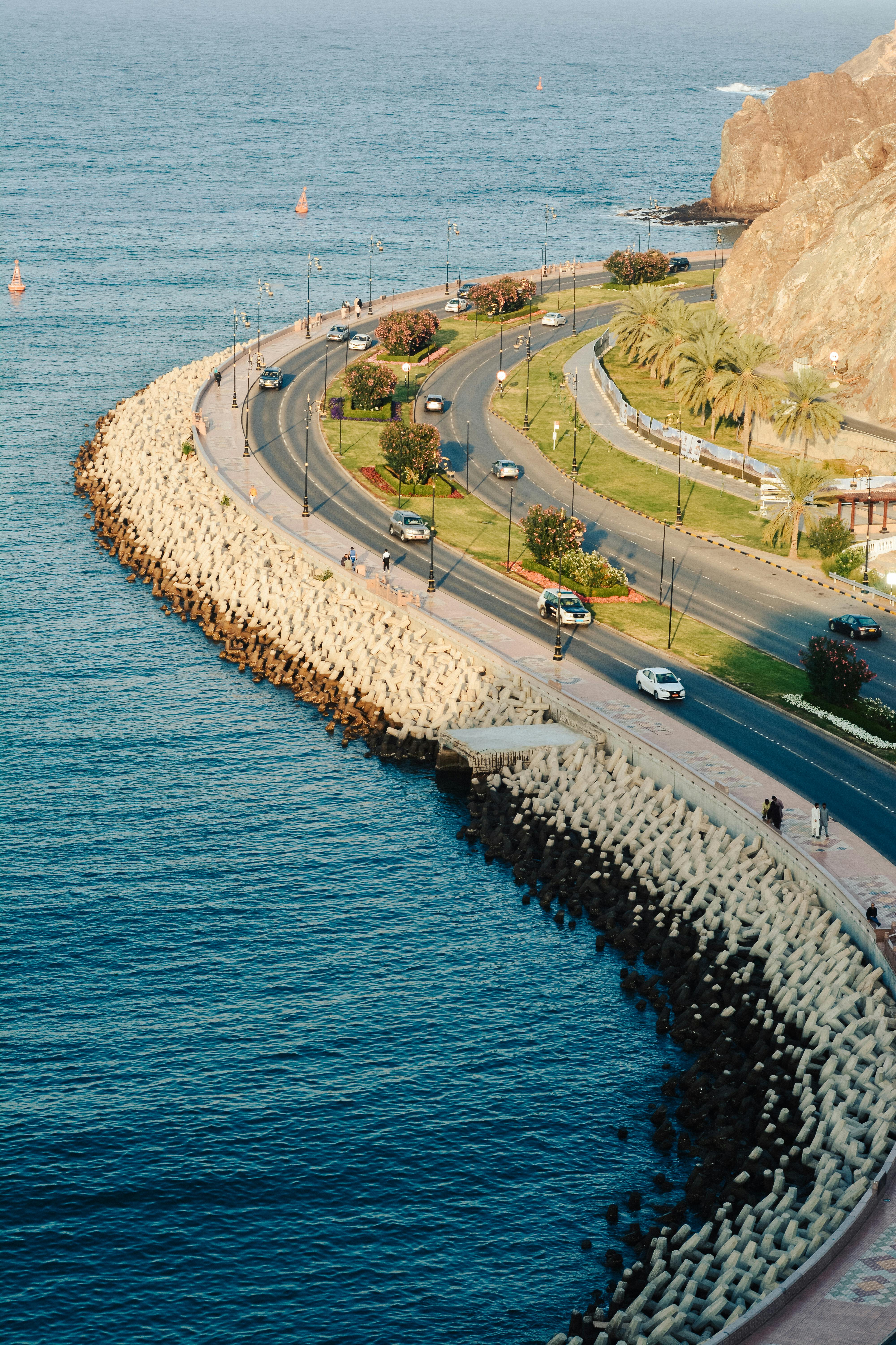 阿曼马斯喀特的沿海公路风景如画，鸟瞰图展现了其美丽