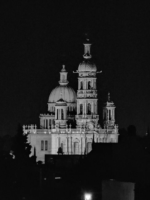 Black and white photo capturing the detailed architecture of a cathedral in Aguascalientes, Mexico at night.