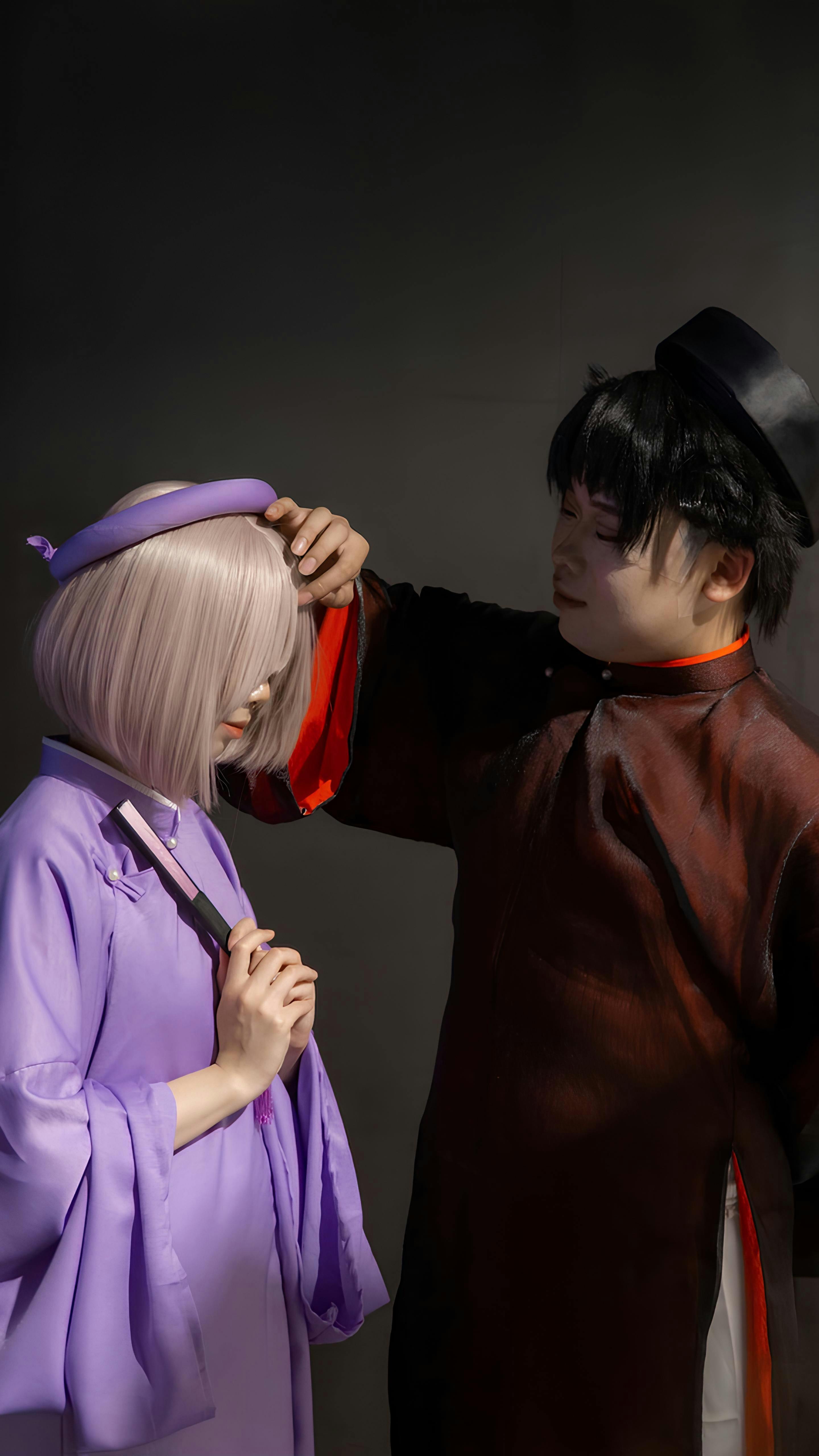 Ilmainen Kaksi yksilöä yksityiskohtaisissa cosplay-asuissa vangitsemassa vuorovaikutuksen hetken. Kuvapankkikuva