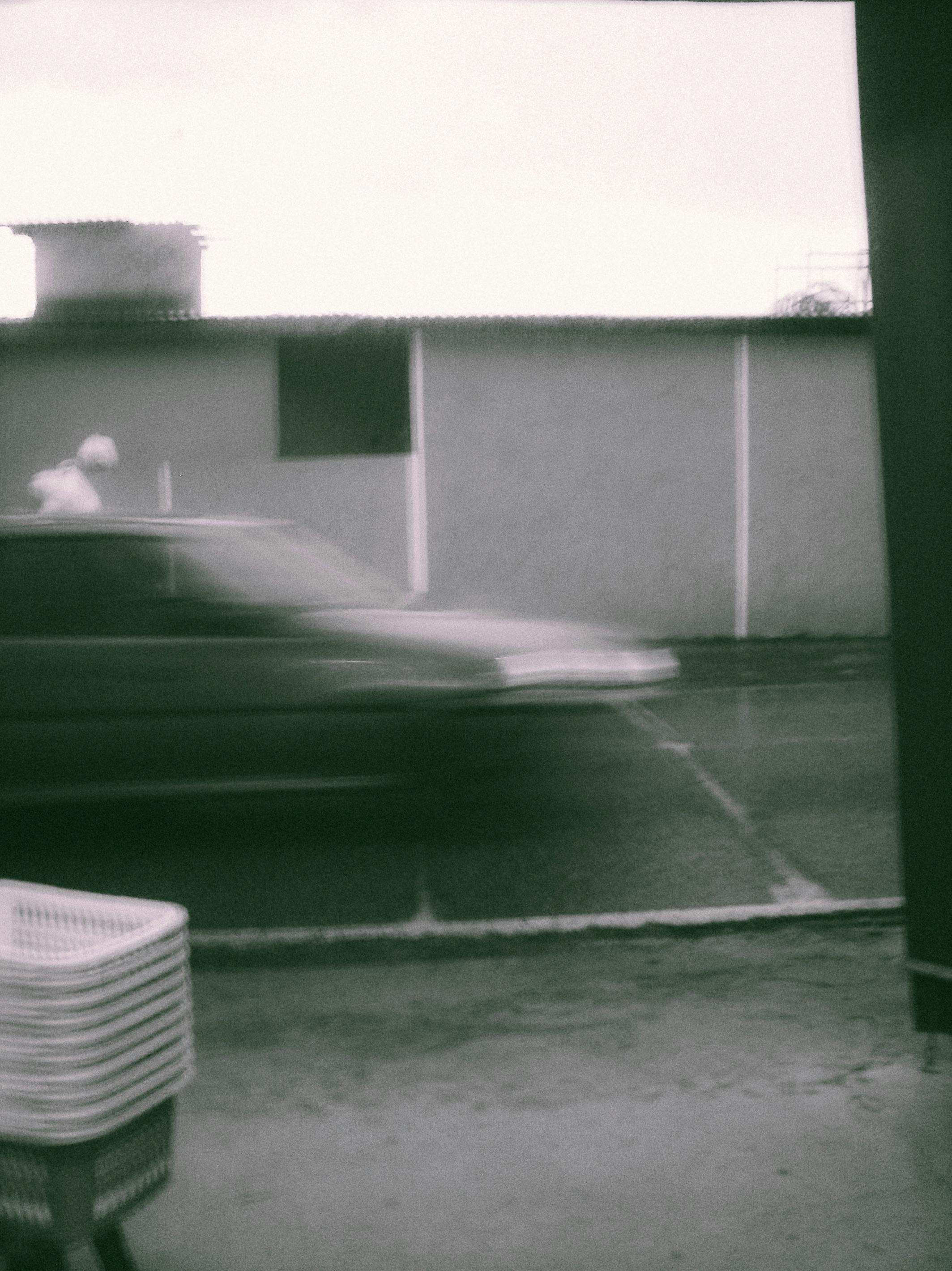 ingyenes Elmosódott autó száguld el mellette egy esős napon a brazíliai Mairinque-ben, megörökítve a mozgást és a városi életet. Stockfotó