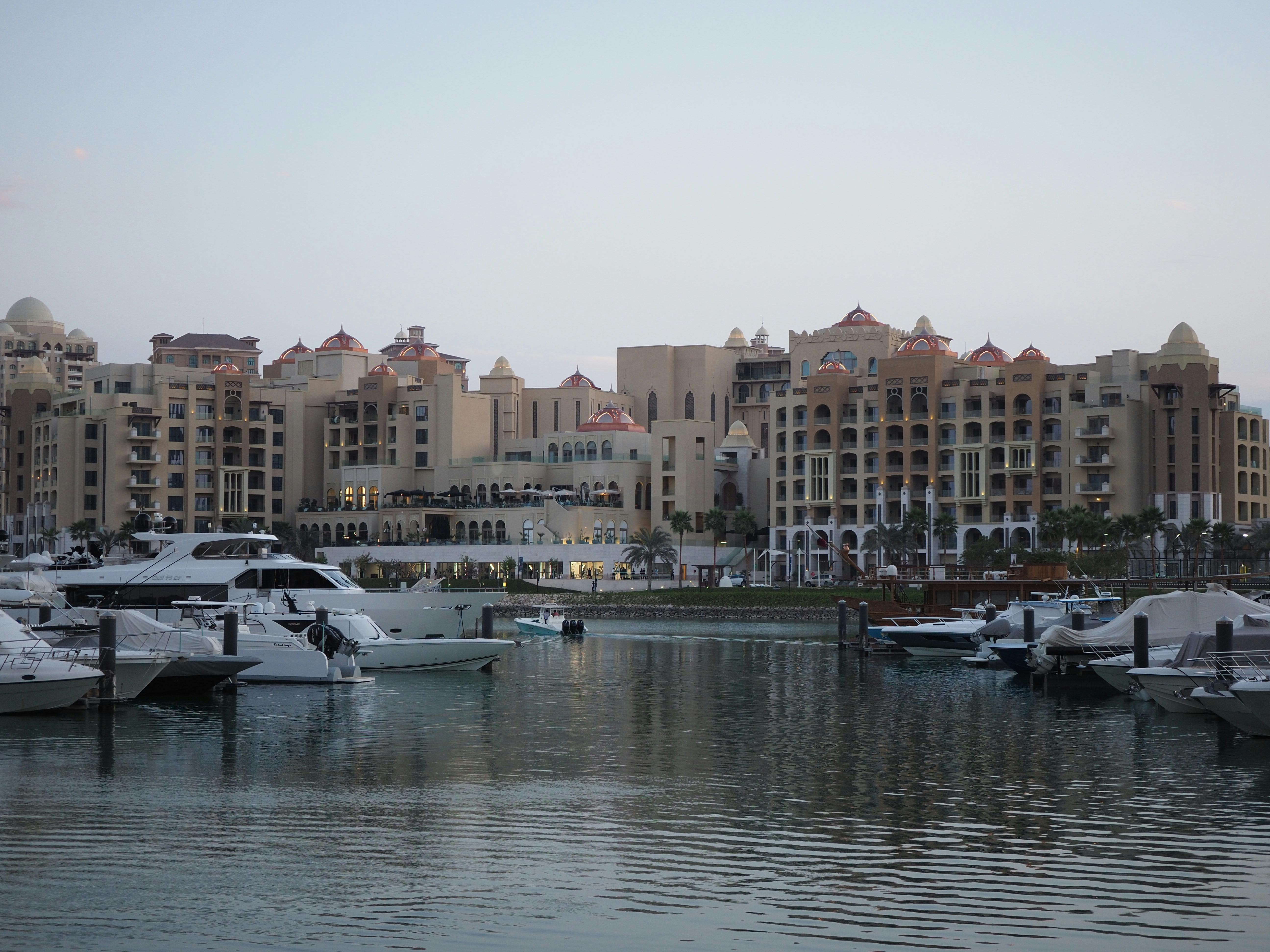 Miễn phí Khám phá bến du thuyền xa hoa ở Doha, Qatar, nơi có những du thuyền sang trọng và tầm nhìn tuyệt đẹp ra bờ sông. Ảnh lưu trữ