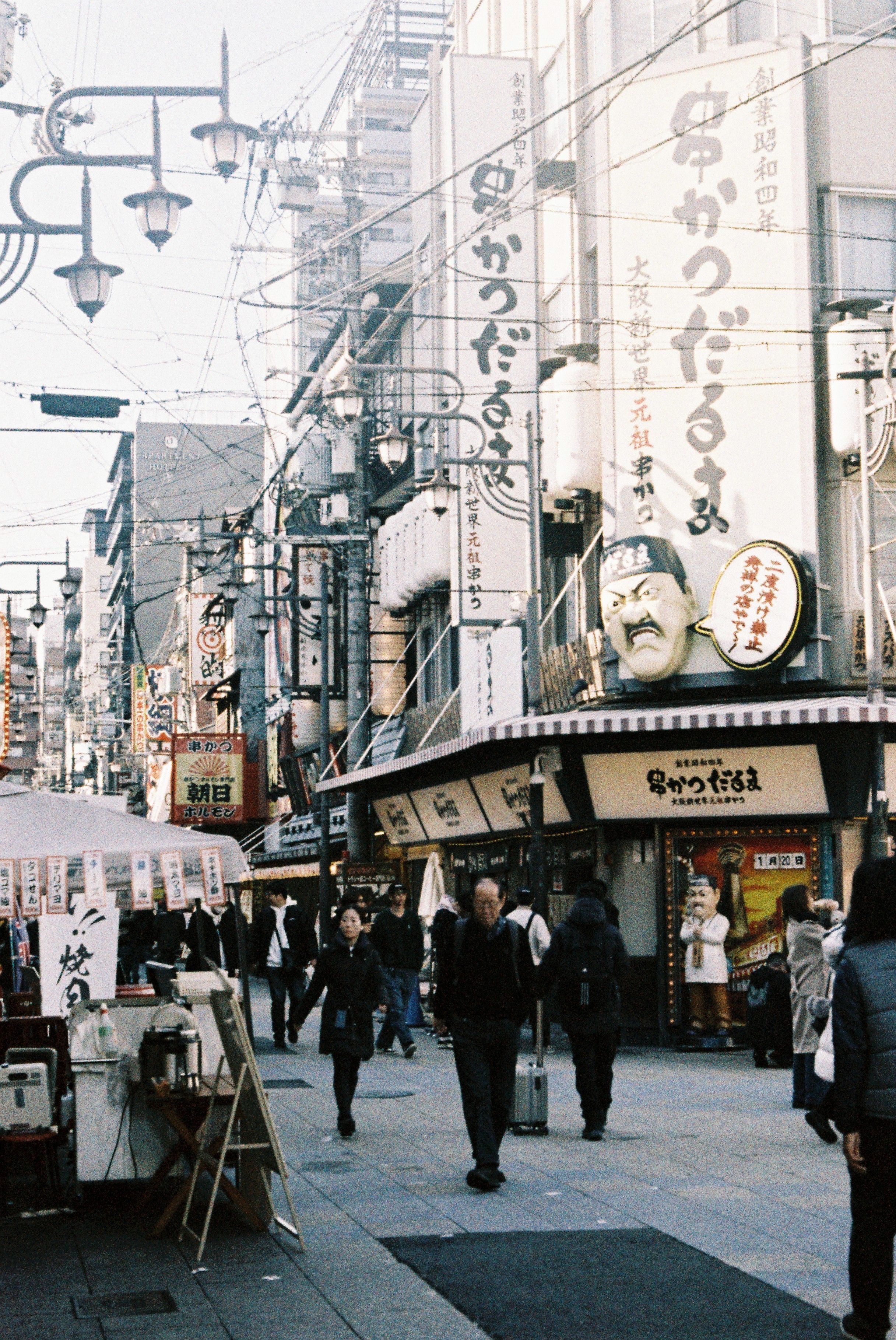 Vida callejera vibrante en Dotonbori, Osaka