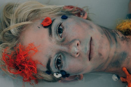 一位女性特写肖像，面部彩绘充满活力并点缀着花卉元素，展现了艺术表现力