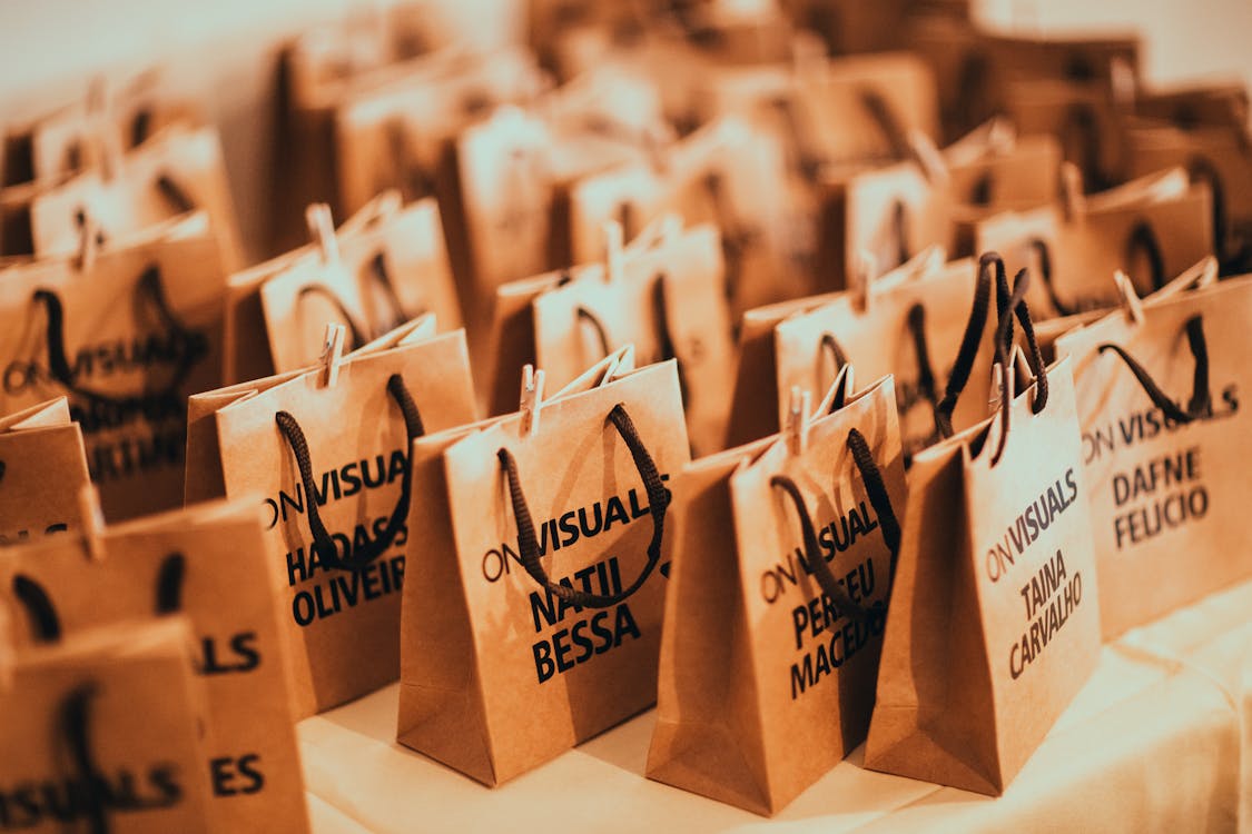 Free Close-up of eco-friendly paper bags with rope handles, ideal for events and packaging. Stock Photo