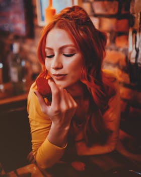 一位红发女子在舒适的环境中品尝着甜点，令人愉快，营造出温暖而迷人的氛围