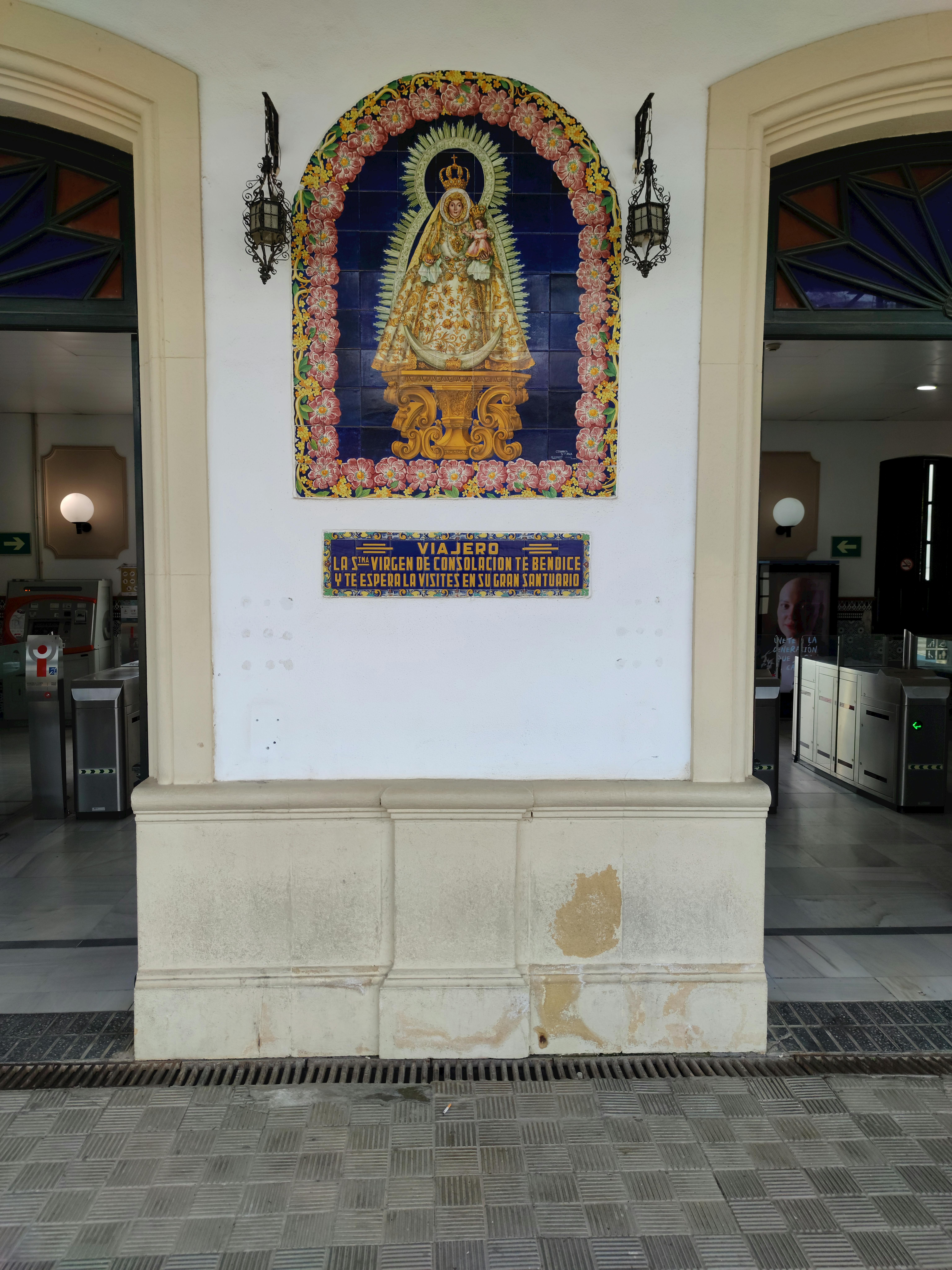 mosaico en los andenes de la estación