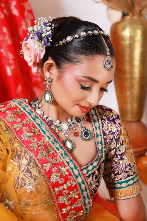 Free A vibrant South Asian bride in traditional attire with exquisite jewelry and makeup. Stock Photo