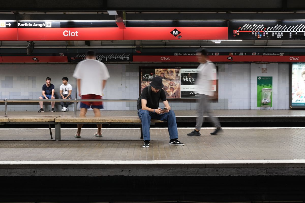 Navetisti asteptand in statia de metrou Clot