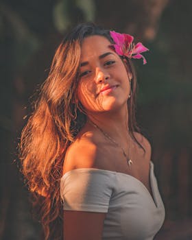 日落时分，一位头戴鲜花的年轻女子在户外温暖地微笑着