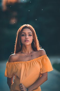 在柔和的灯光下，一位时尚的年轻女子在户外摆出夏日肖像