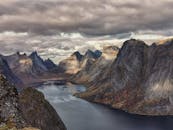 在阴云密布的天空下，欣赏罗浮敦群岛雄伟的山脉与峡湾，景色令人惊叹