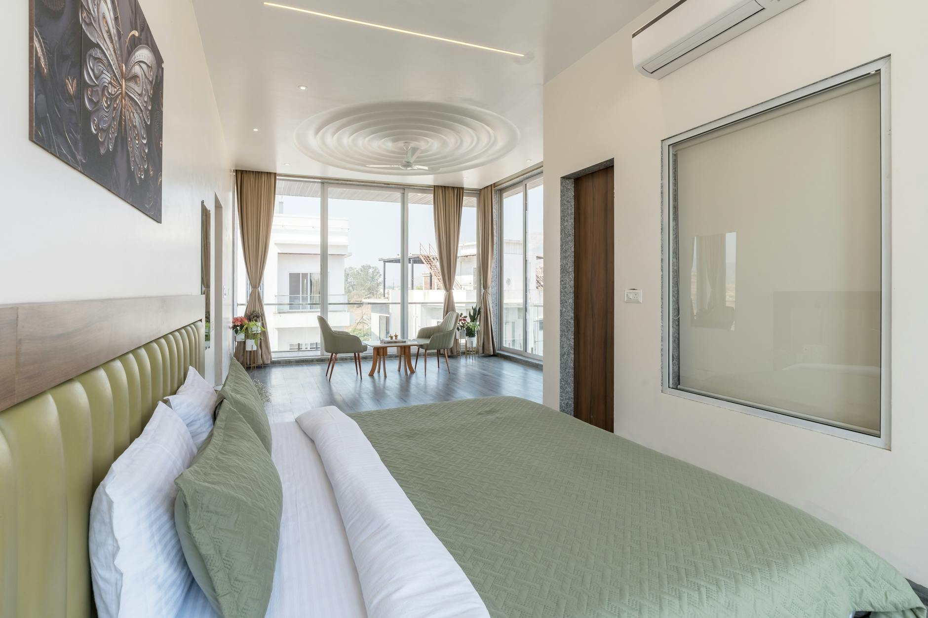 Dar yatak odaları için ferah ve aydınlık bir atmosfer yaratan, beyaz ve açık bej tonlarında dekore edilmiş modern bir yatak odası tasarımı.