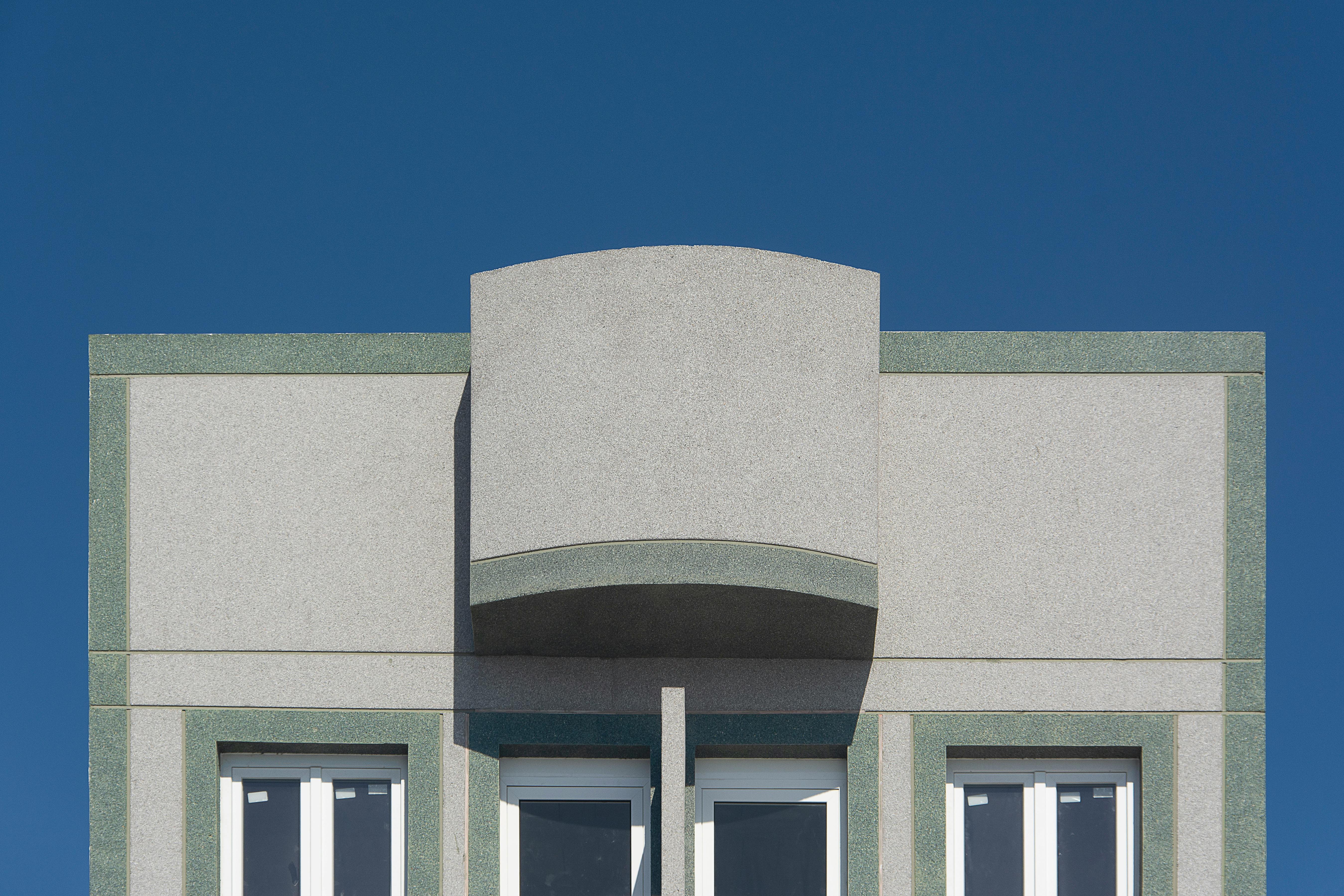 Ücretsiz İspanya'nın Arinaga kentinde koyu mavi gökyüzüne karşı geometrik tasarımlı modern beton bina cephesi. Stok Fotoğraflar