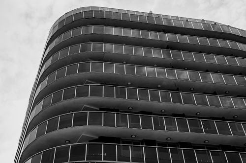 Free Black and white photo of a modern curved building in Calpe, Spain showcasing sleek architecture. Stock Photo