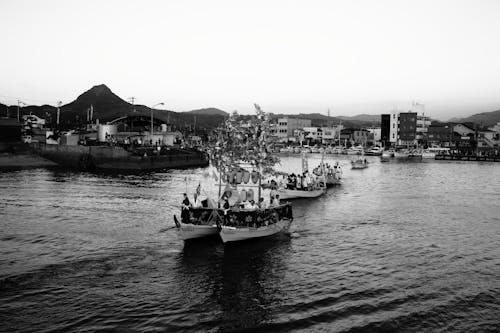 Bateaux Se Déplaçant Sur Un Plan D'eau