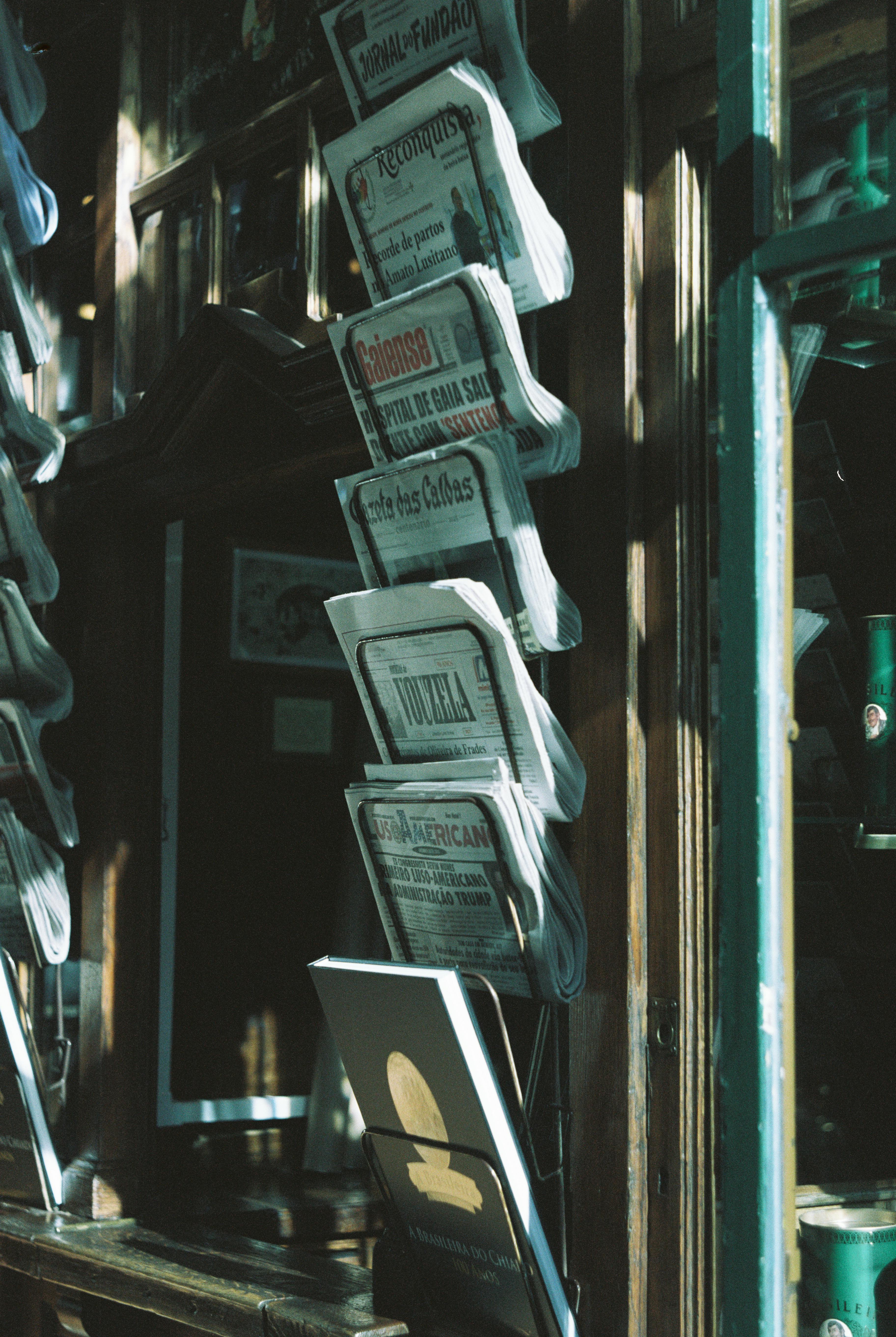 De franc Una visió nostàlgica d'un quiosc en un carreró il·luminat pel sol de Lisboa, que mostra mitjans impresos d'època. Foto d'estoc