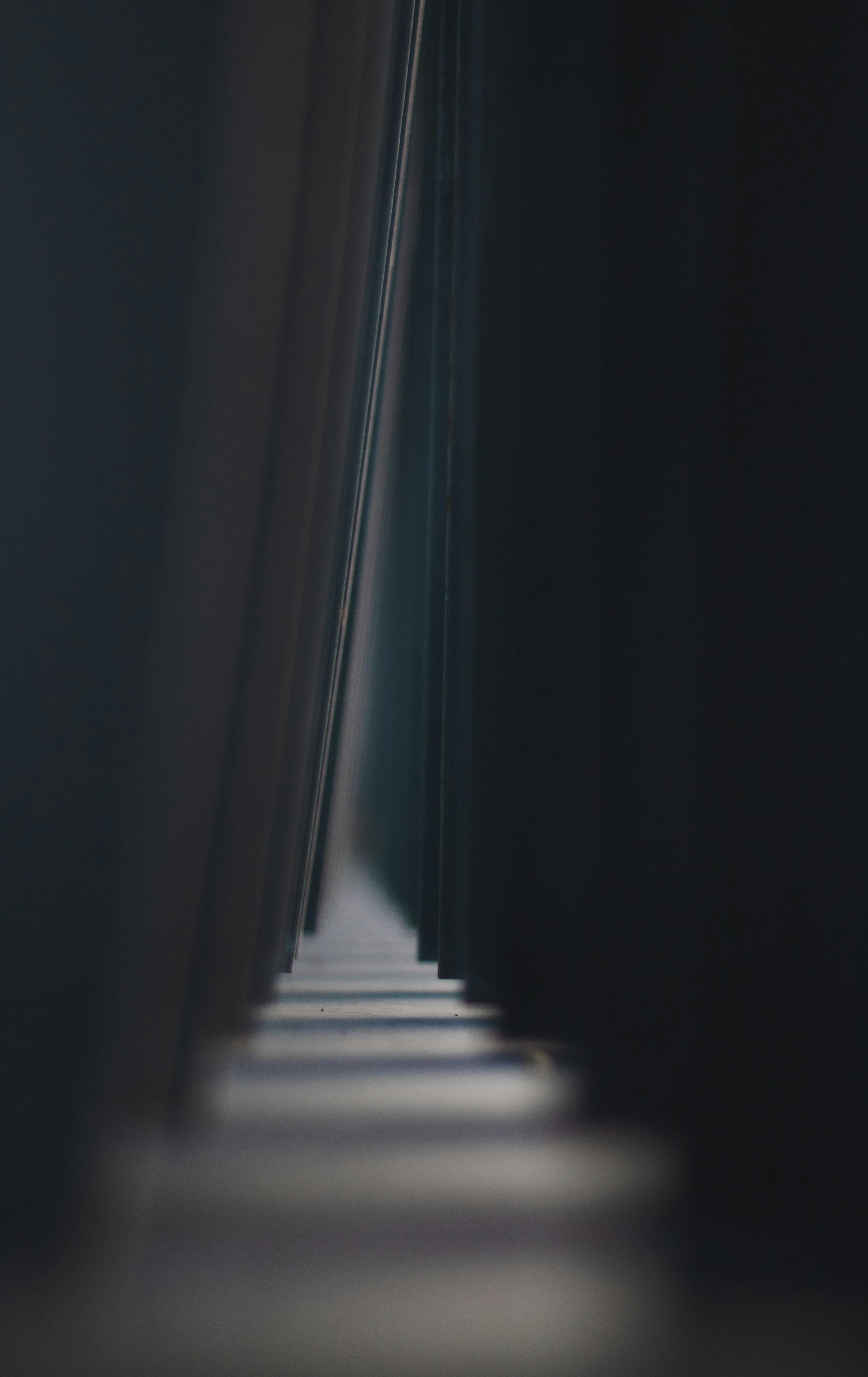 Gratuit Captură artistică a liniilor geometrice și a umbrelor într-un hol minimalist, oferind elemente arhitecturale abstracte. Fotografie de stoc